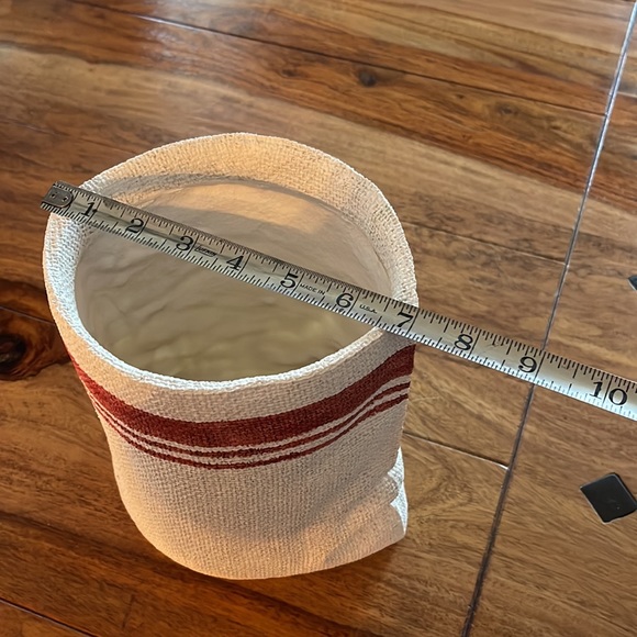 Resin Vase or flower pot - nice for holiday greens or even candy canes or snacks - Picture 7 of 9